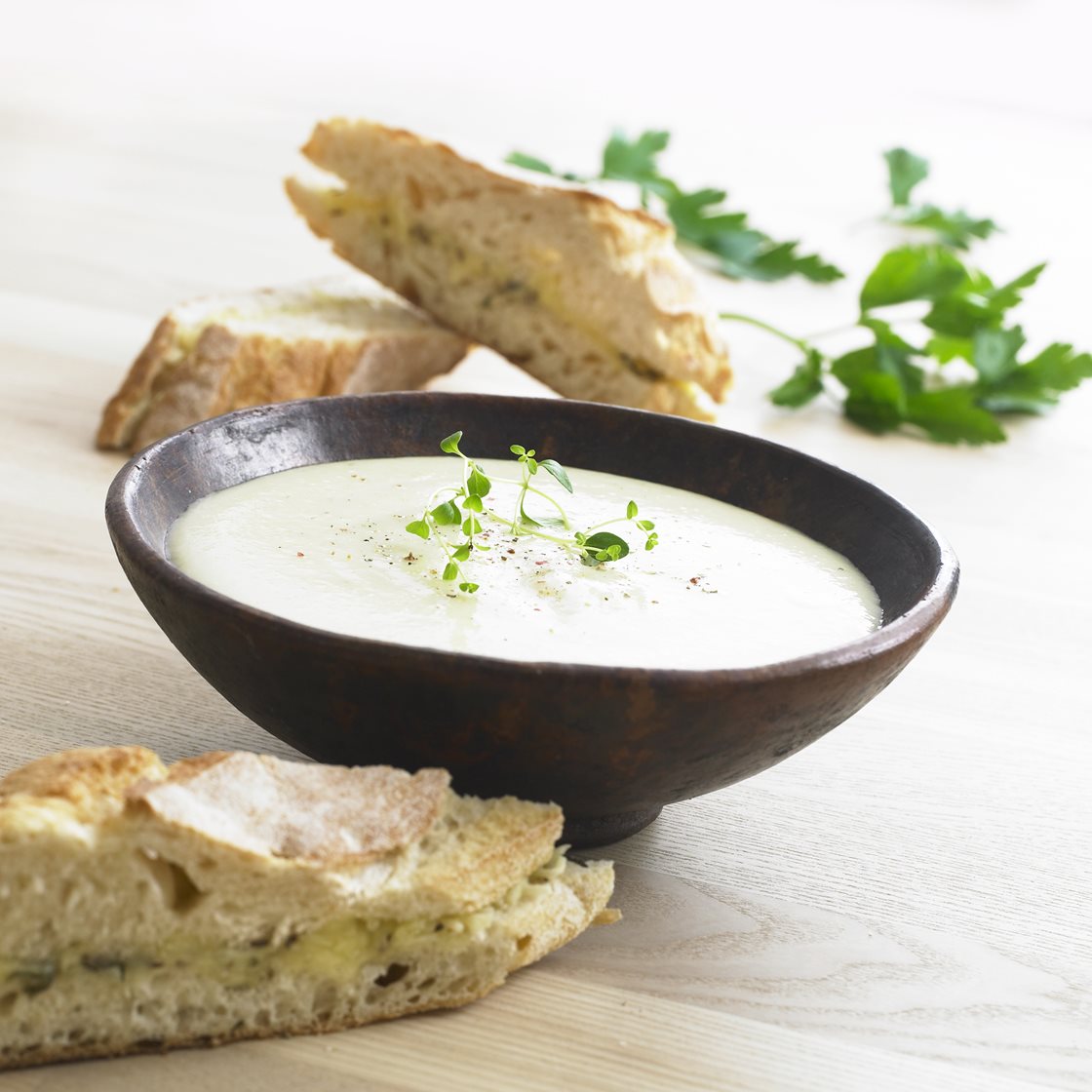 VEGETAR: Persillerodssuppe med ostebrød