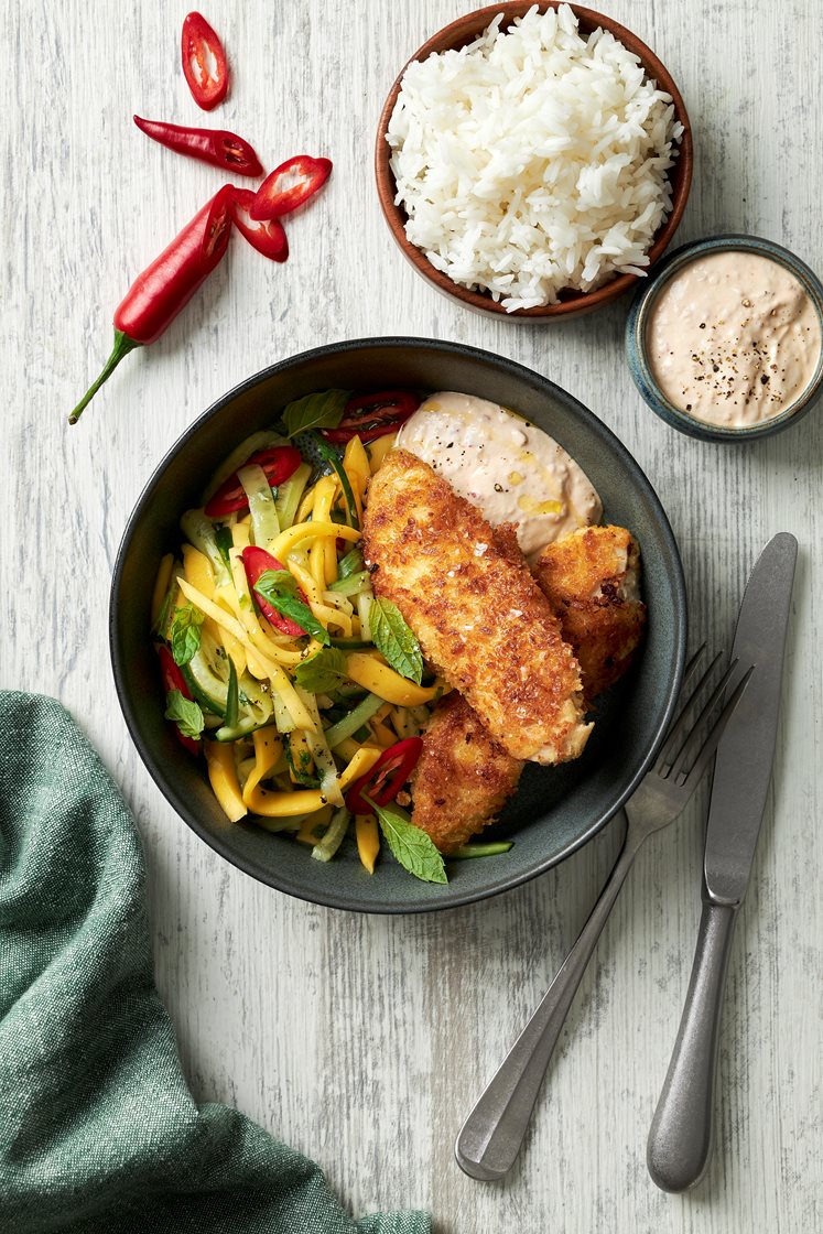 Krispig pankokyckling med vietnamesisk mangosallad, fisksås och sesamdipp