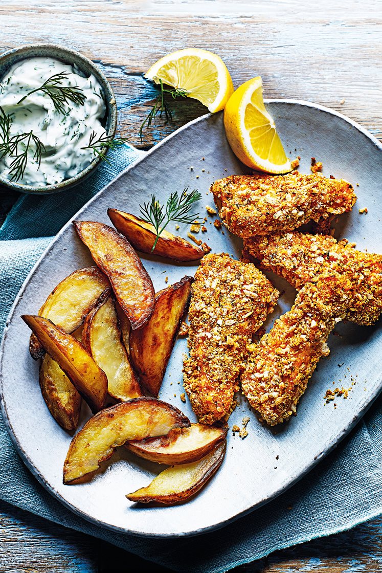 Pankopanerade laxpinnar med dill, citron och klyftpotatis