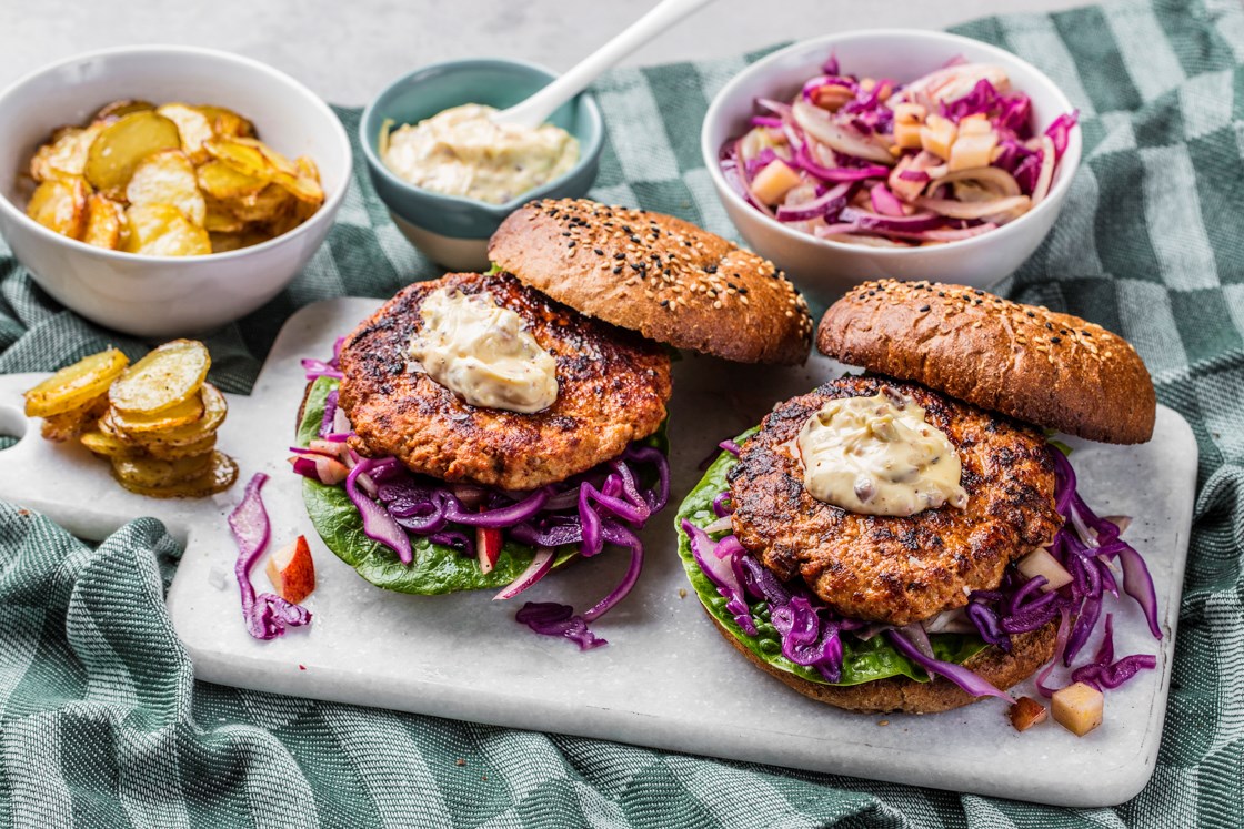 Chorizoburger med rødkål og potetskiver