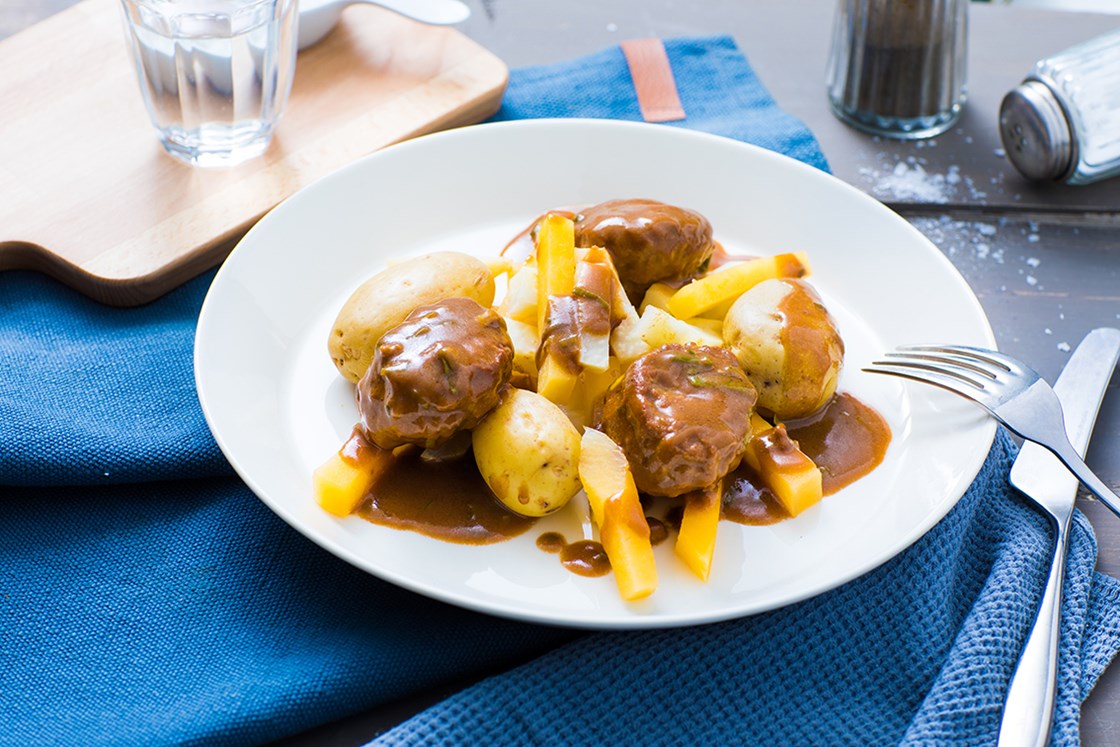 Kjøttkaker med brun saus og poteter