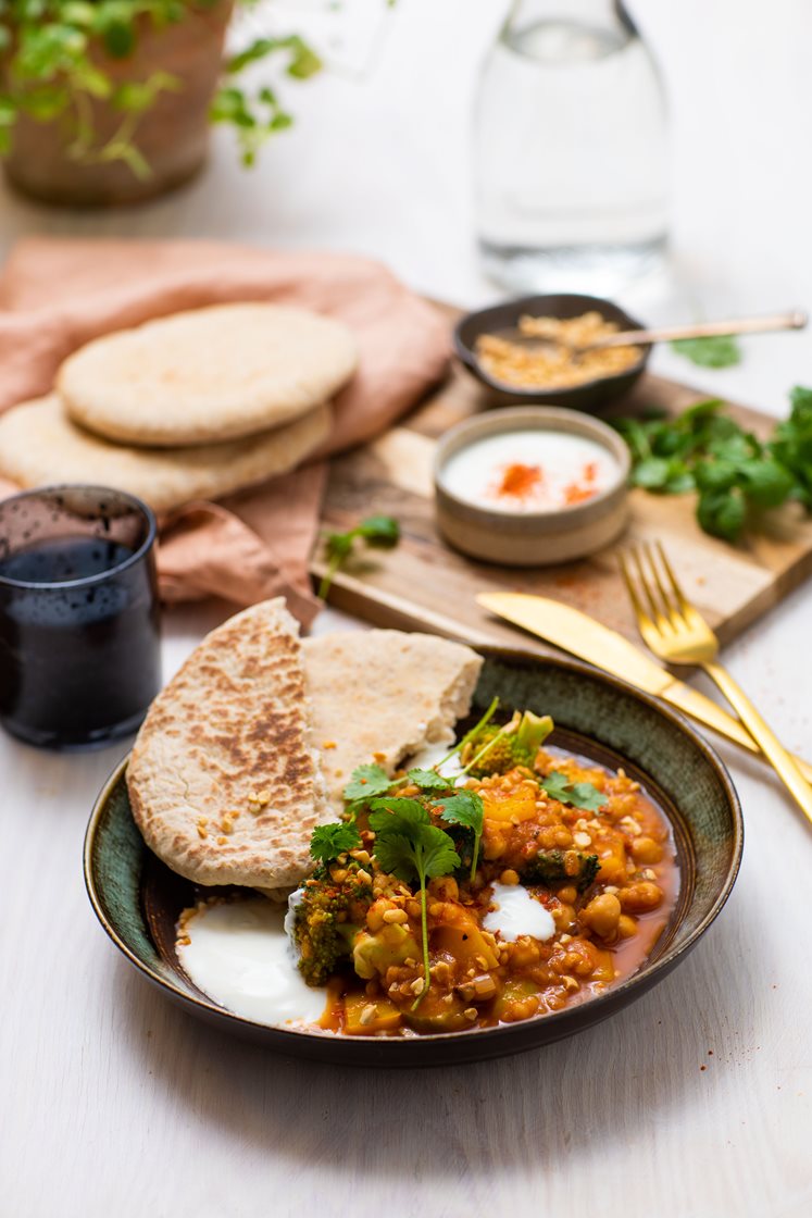 Vegetarisk mangocurry med fullkornsbrød, yoghurt og peanøtter