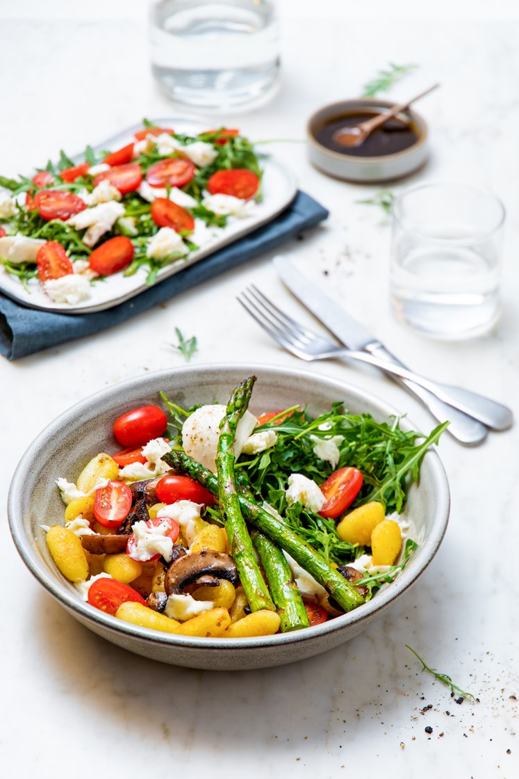 Pannestekt gnocchi med aromasopp og asparges, servert med ruccola- og mozzarellasalat