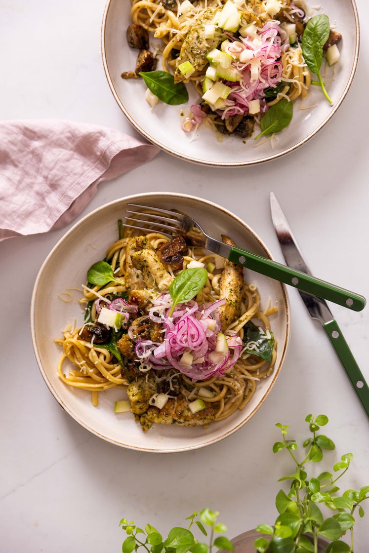 Stekt kylling i pesto og pasta i soppsaus med spinat, aromasopp og frisk eplesalat
