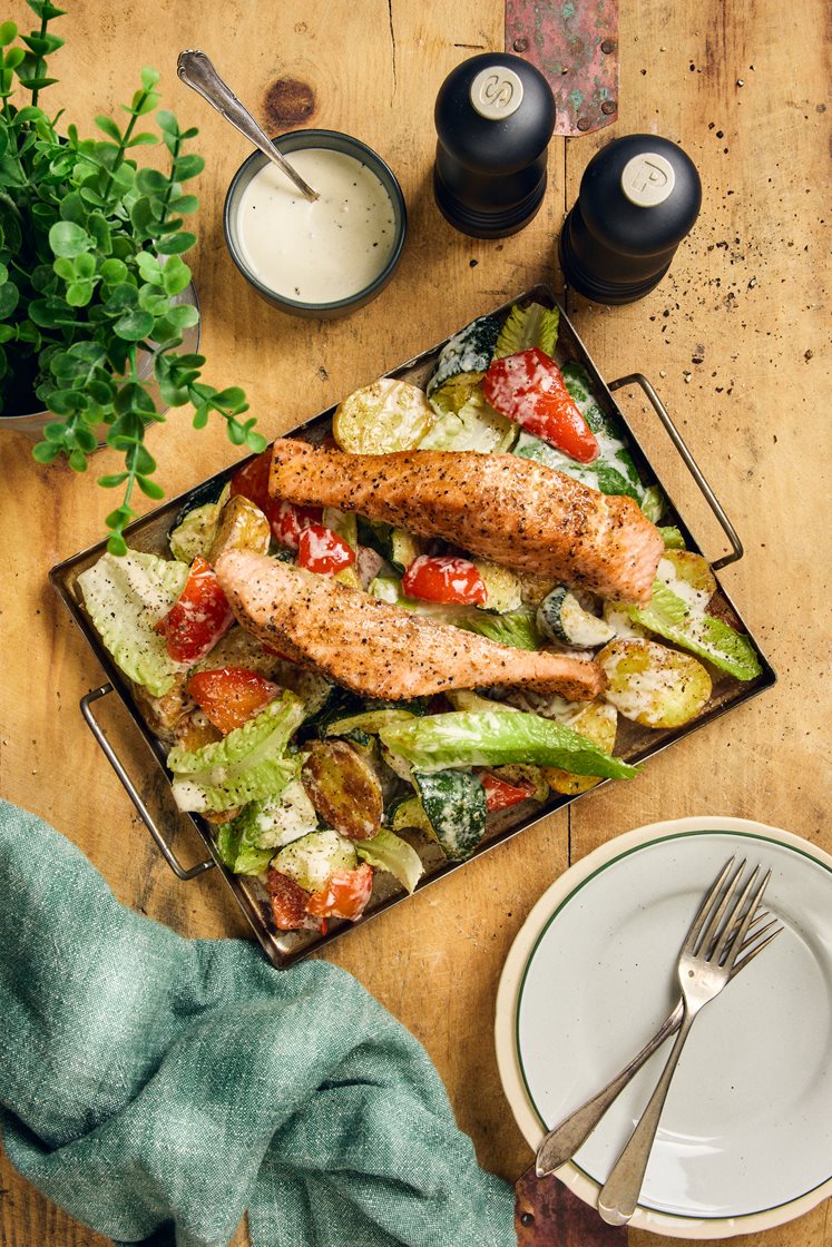 Ugnsbakad lax med rostade grönsaker, potatis och caesardressing