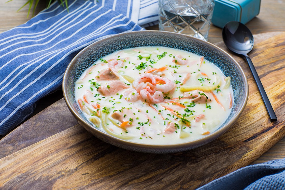 Sommerens fiskesuppe med laks, reker og gressløk