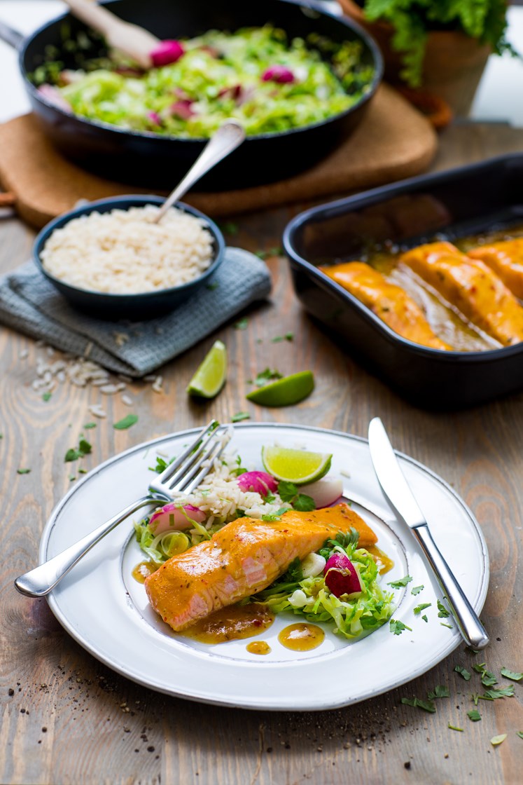 Laksefilet med pannestekt spisskål, fullkornsris og lime- og ingefærsaus 