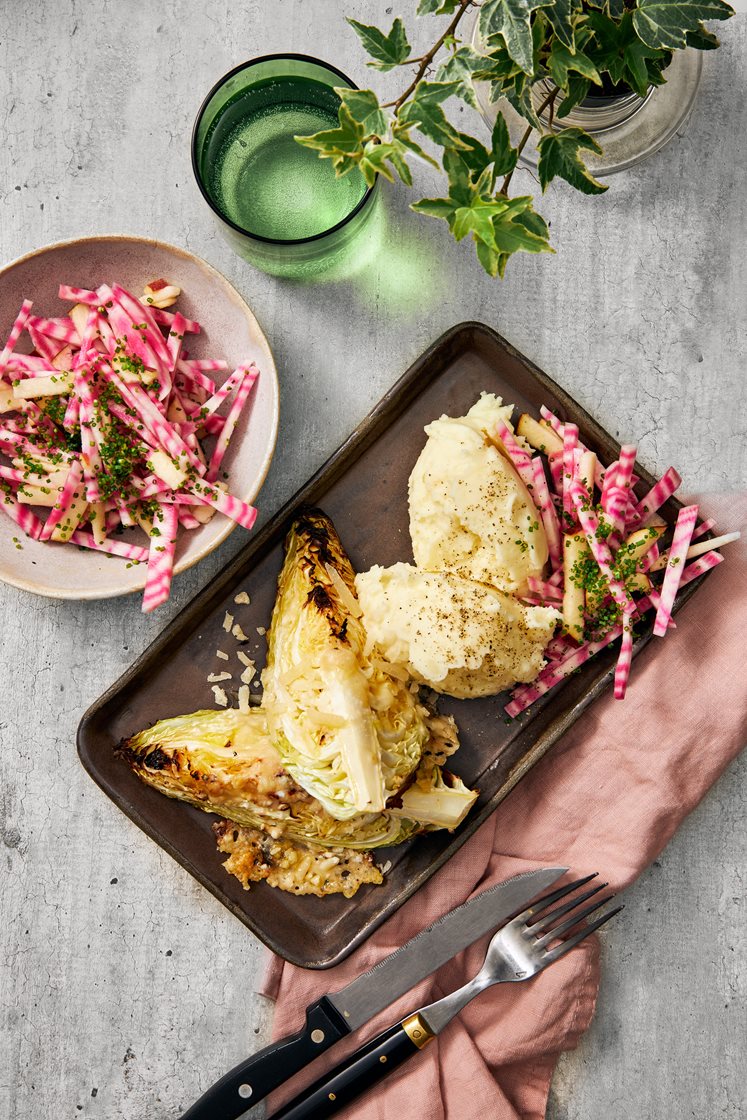 Gratinerad spetskål med potatismos och vintersallad
