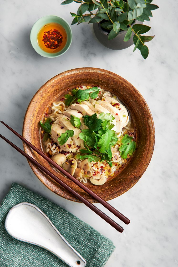 Pho - Vietnamesisk nudelsoppa med kyckling, chiliolja och koriander
