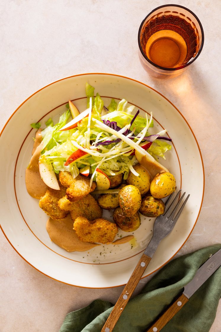 Seinuggets med ovnsbakte poteter, bbq-dip og nektarinsalat