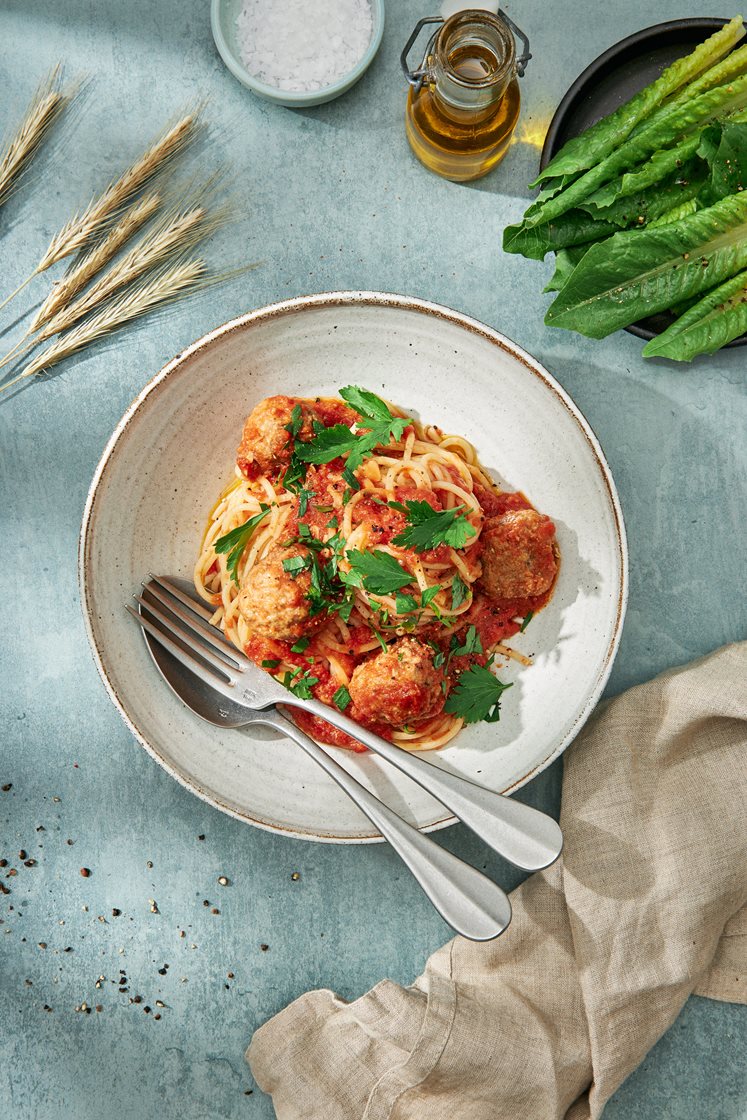 Spaghetti med parmesan- och ricottafyllda frikadeller i tomatsås