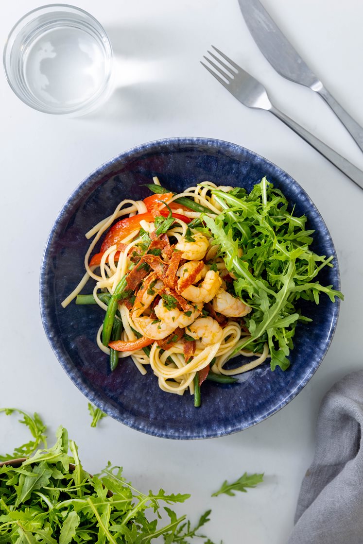 Pasta linguine med scampi og pepperoni i tomatsaus servert med grønne bønner og ruccola 