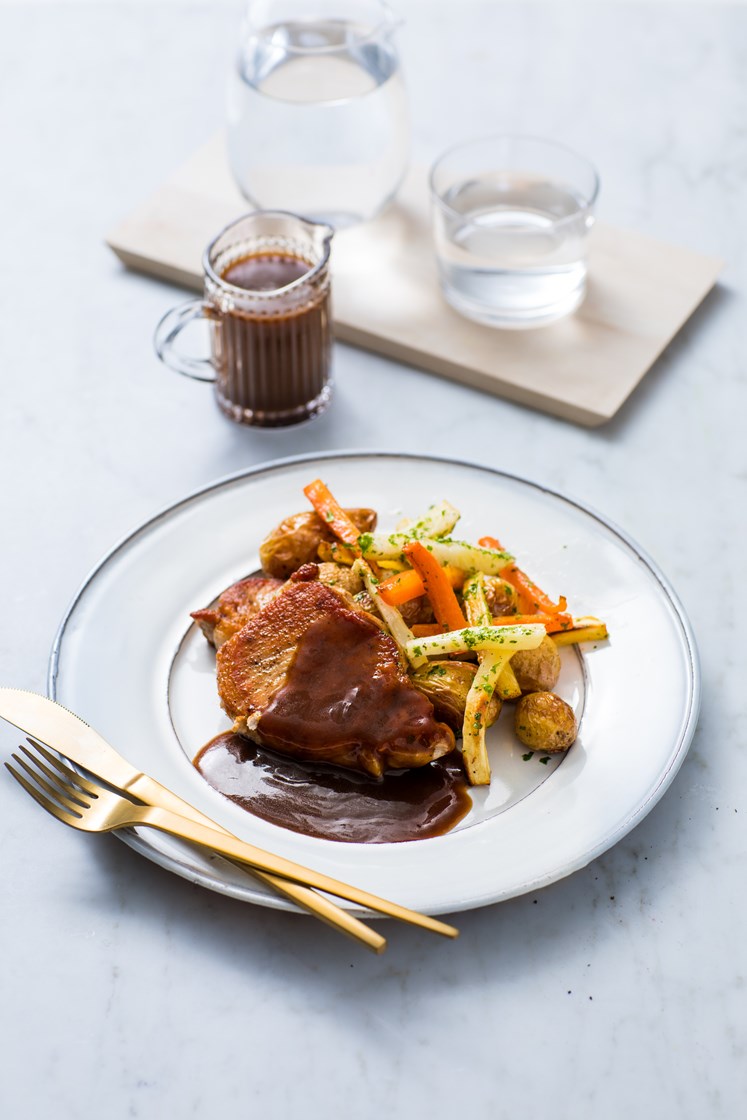 Mager svinekam med ovnsbakte rotgrønnsaker, brun saus og persille