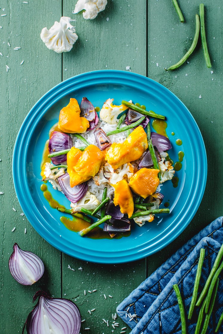Kylling i mango- og karrisaus med ovnsbakte grønnsaker og basmatiris