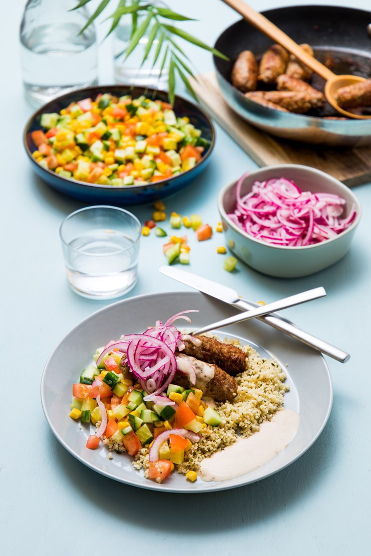 Lamme- og svinekebab med agurksalat og syltet rødløk