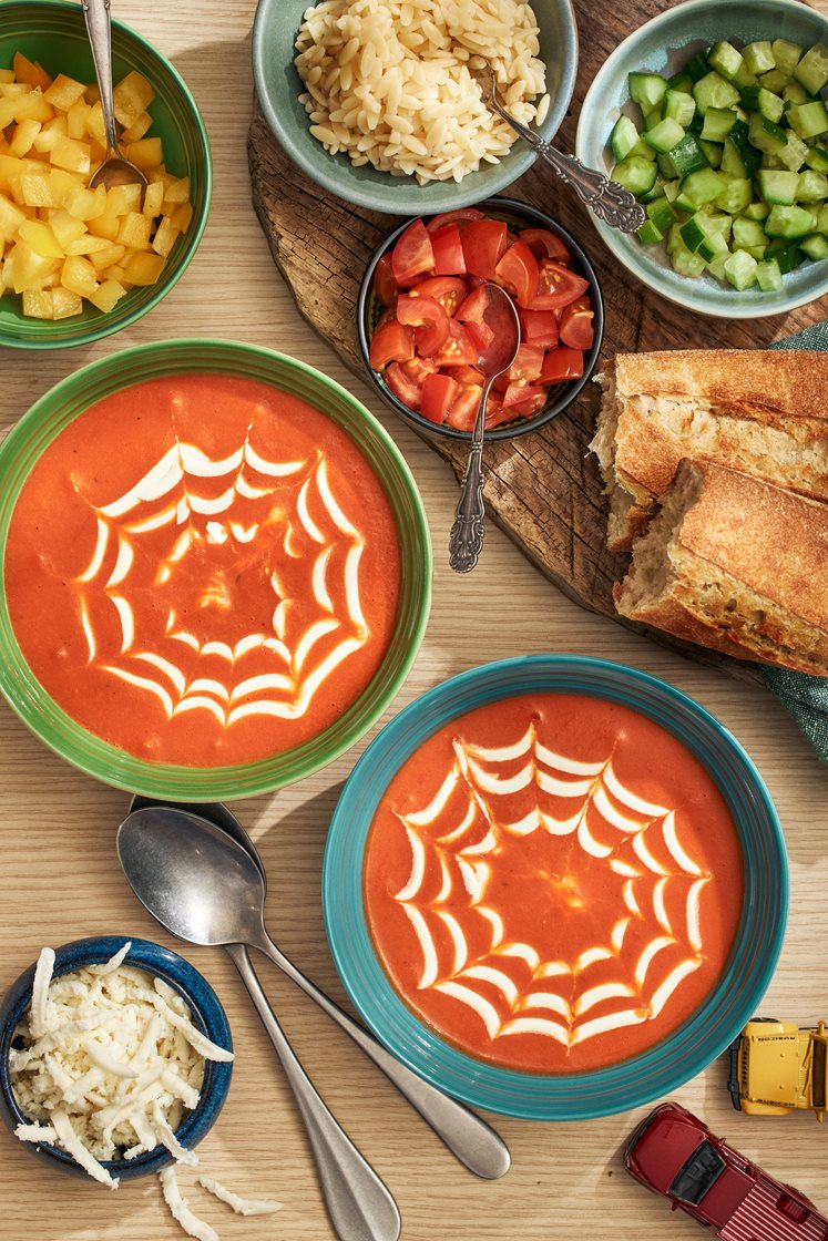 Läskig tomatsoppa med myräggspasta och ostlarver
