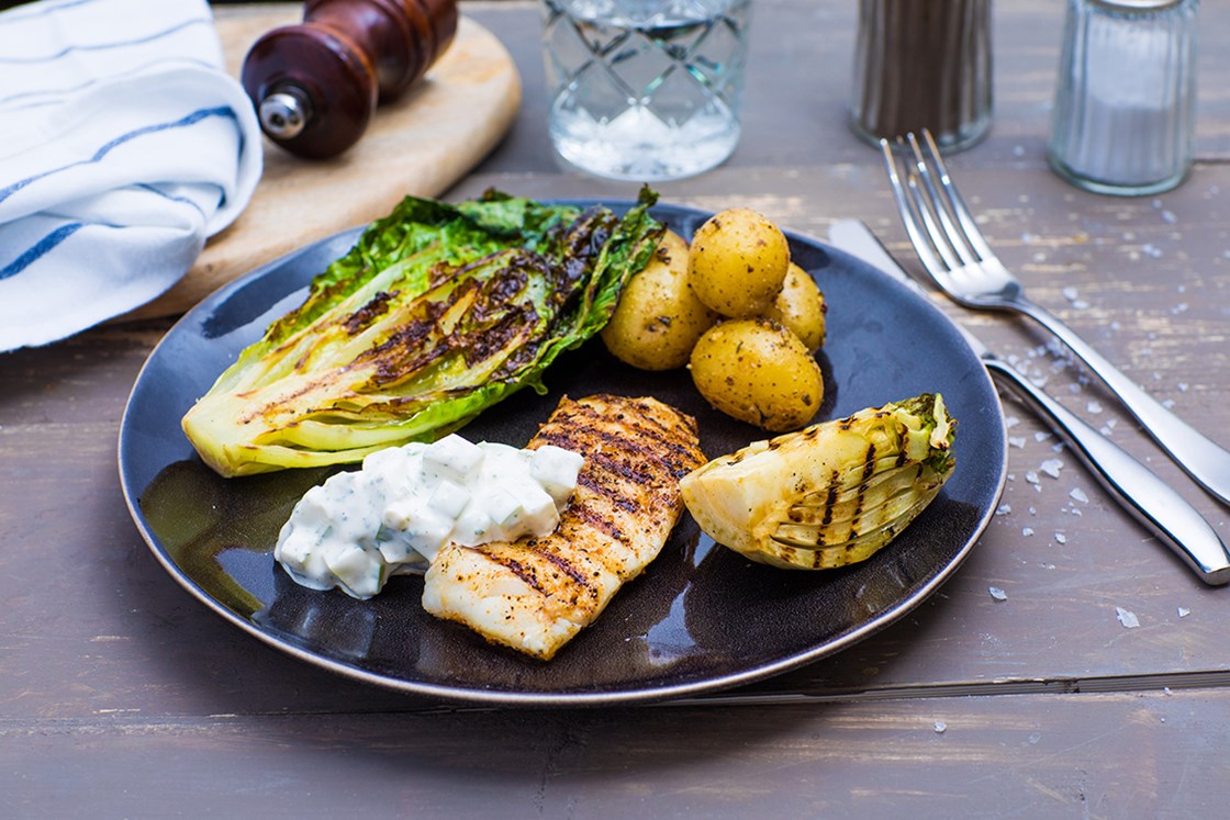 Lyr med grillet hjertesalat, småpoteter og epledressing