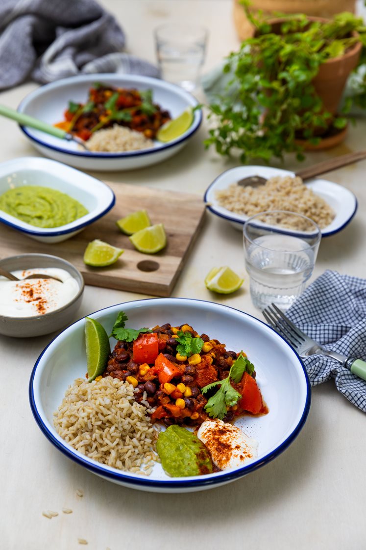 Vegetarisk chili sin carne med fullkornsris, guacamole og koriander 