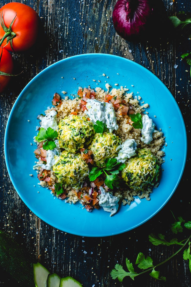 Squashboller med tomatsalsa, agurkdressing og bulgur