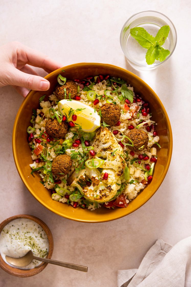 Granatepletabbouleh med falafler, ovnsbakte blomkålbåter og sitronyoghurt