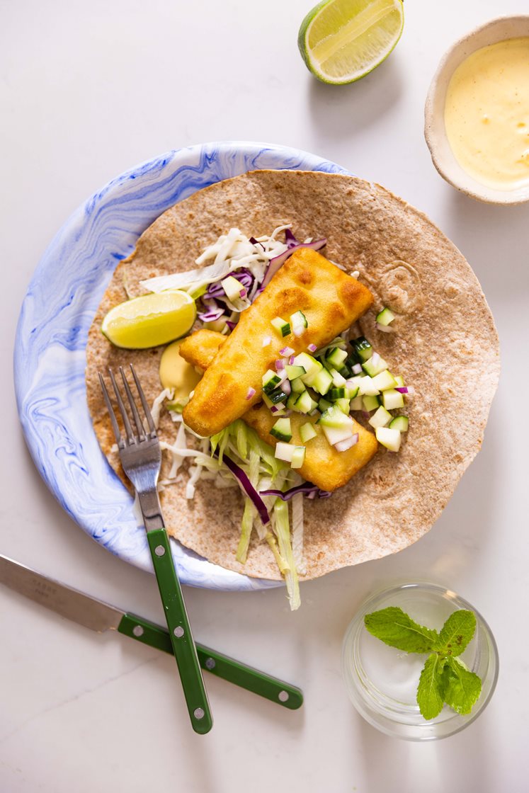 Fullkornswrap med tempurasei, kålsalat, agurksalsa og curry- og mangodressing