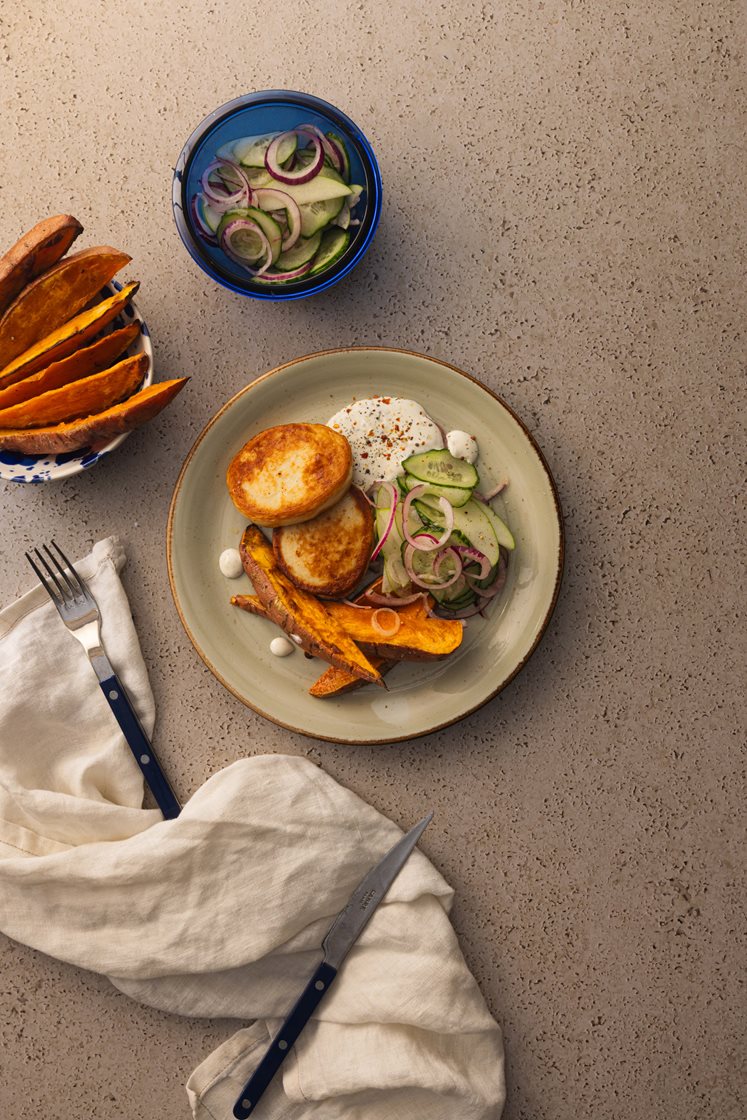 Fiskekaker med agurk- og eplesalat, ovnsbakte søtpoteter og sennep- og dilldressing