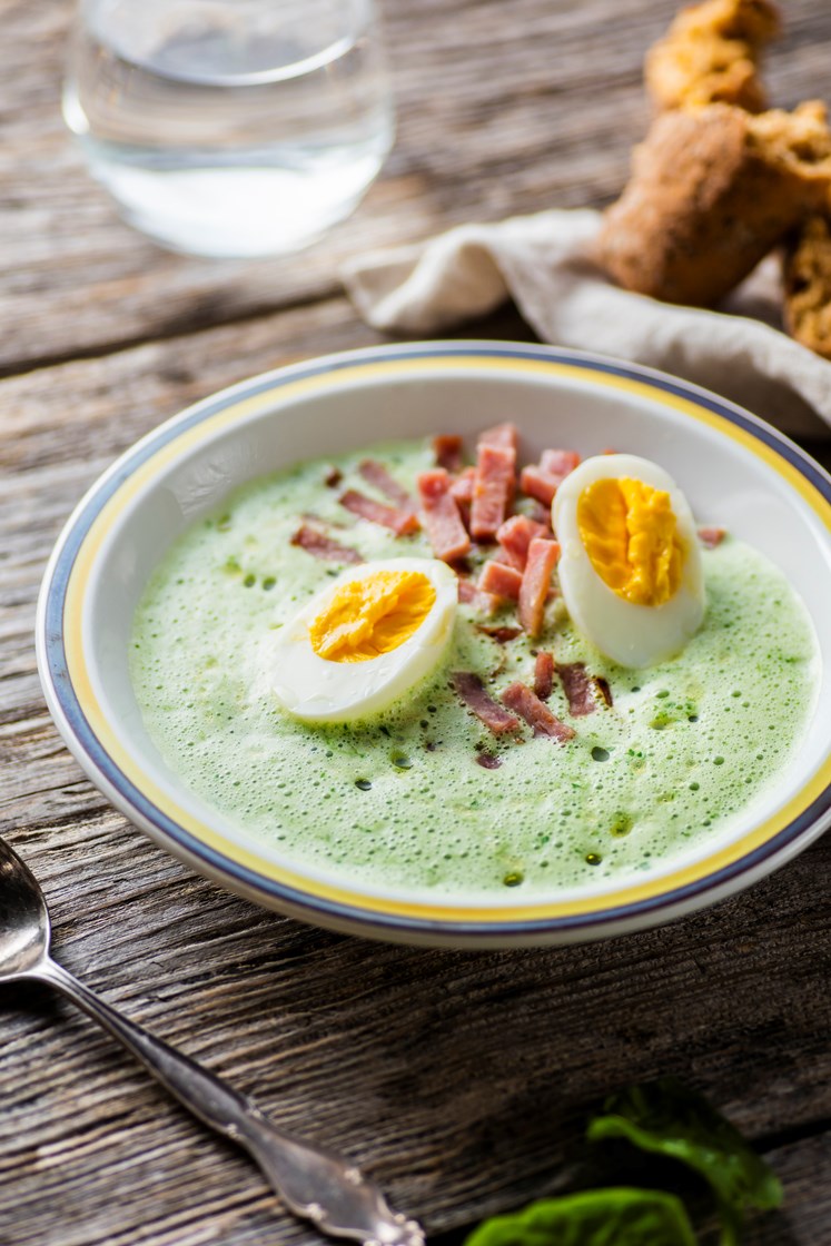 Spinatsuppe med stekt skinke og egg, servert med langbrød av fullkorn