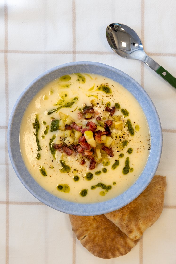Bakt blomkål- og potetsuppe med stekt bacon og multibrød
