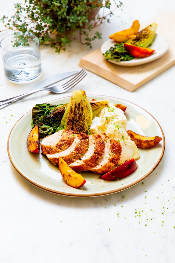 Kyllingbryst med potetsalat, stekt hjertesalat og nektarin