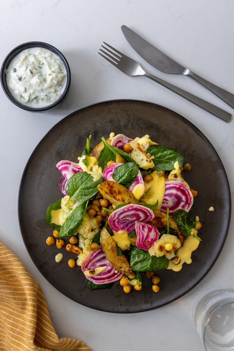 Ovnsbakte poteter, blomkål og kikerter, servert med tzatziki, spinat, syltet polkabete og currydressing