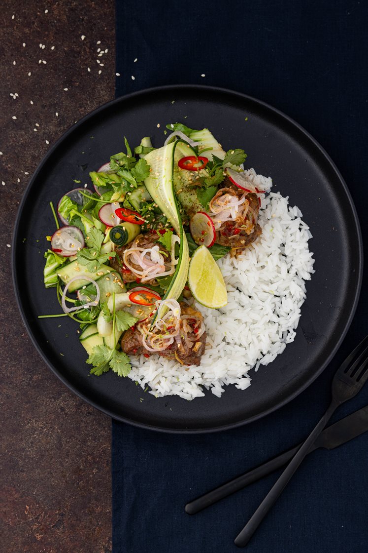 Sticky glaserte svinekjaker servert med krønsjy pak choysalat, jasminris og syltet fivespice løk