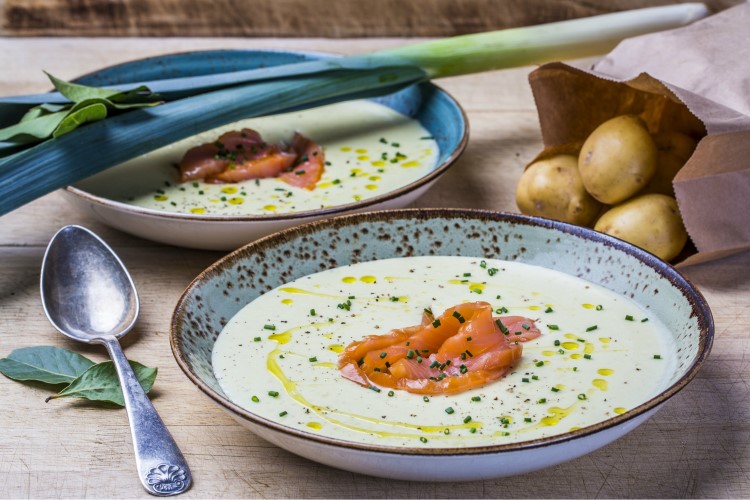 Potet- og purreløksuppe med varmrøkt laks og krutonger
