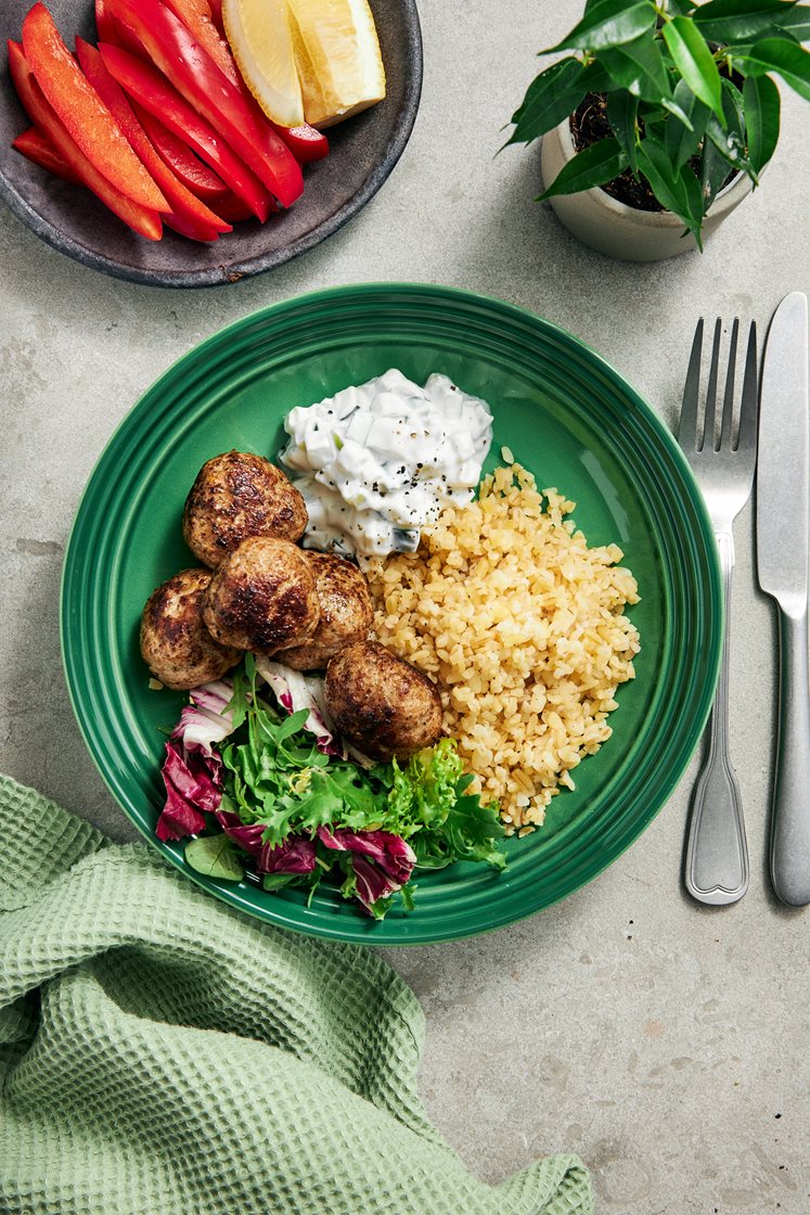 Grekiska fläskfärsbullar med citron, krämig gurksallad och bulgur