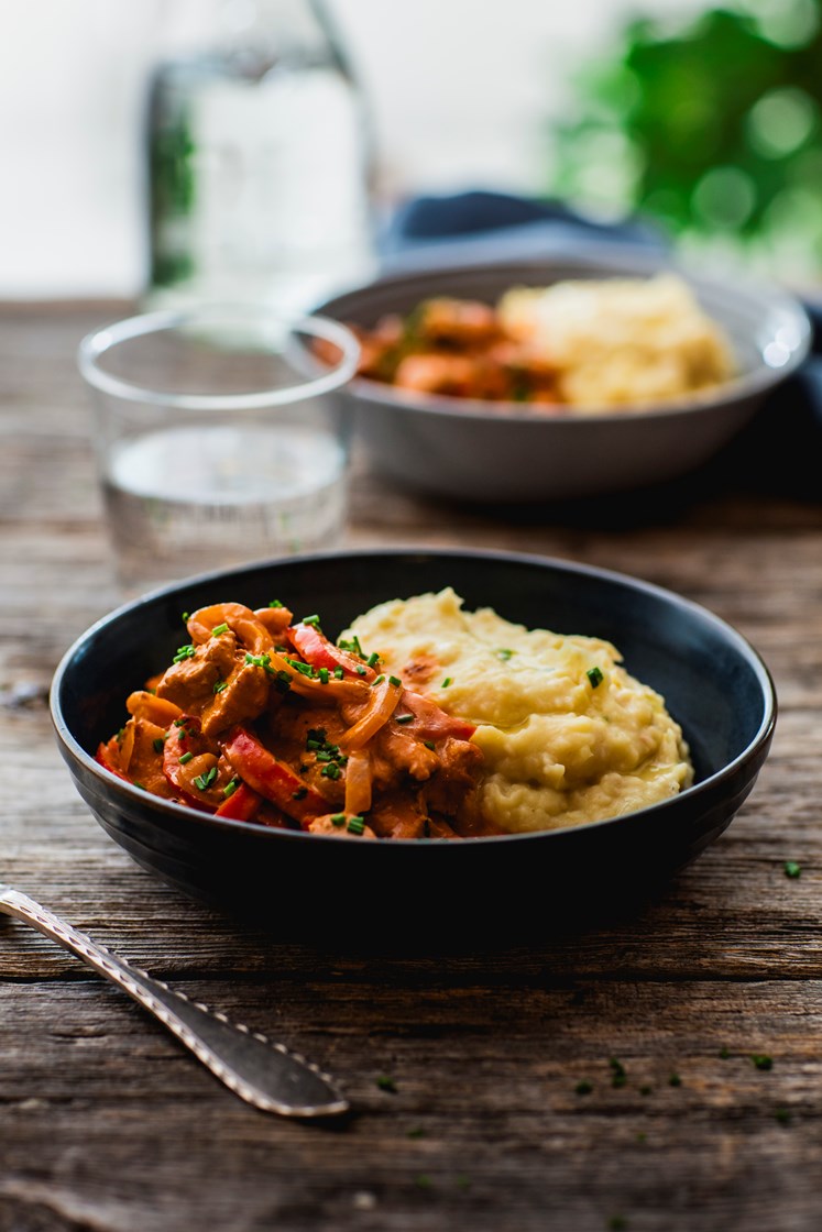 Stroganoff med svinestrimler og gulrot servert med potetmos med hvite bønner