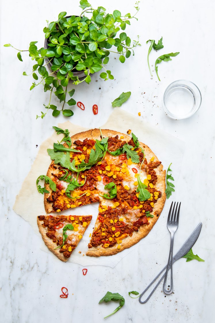 Fullkornspizza med tacokrydret chorizodeig, mais, fersk mozzarella, ruccola og rød chili