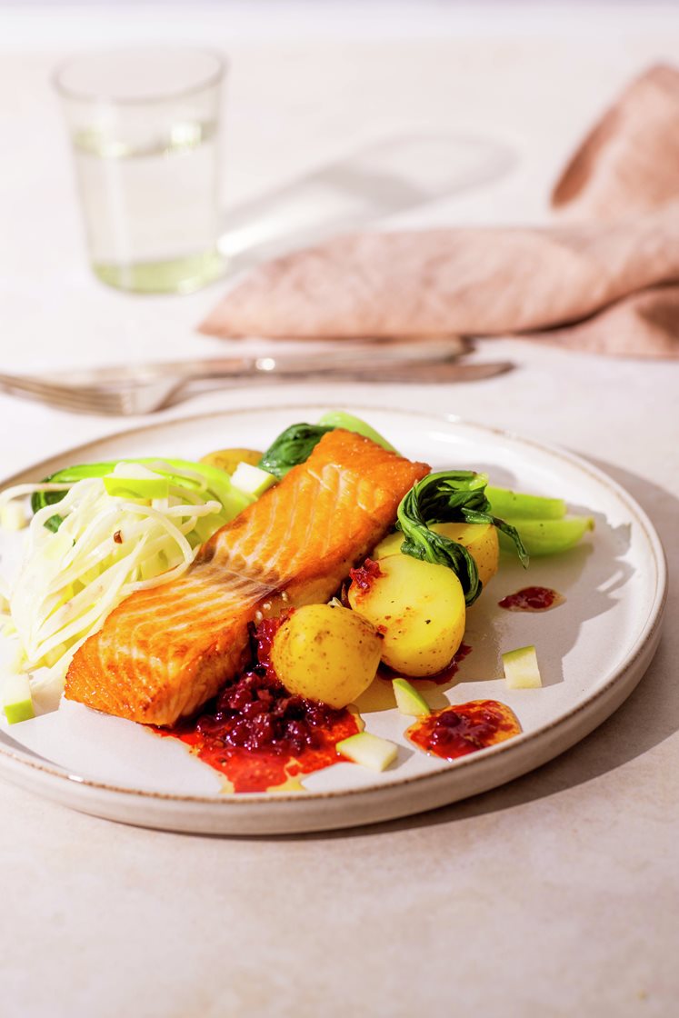 Stekt laksefilet med eple- og fennikelsalat, poteter med pak choy og brunet tyttebærsmør