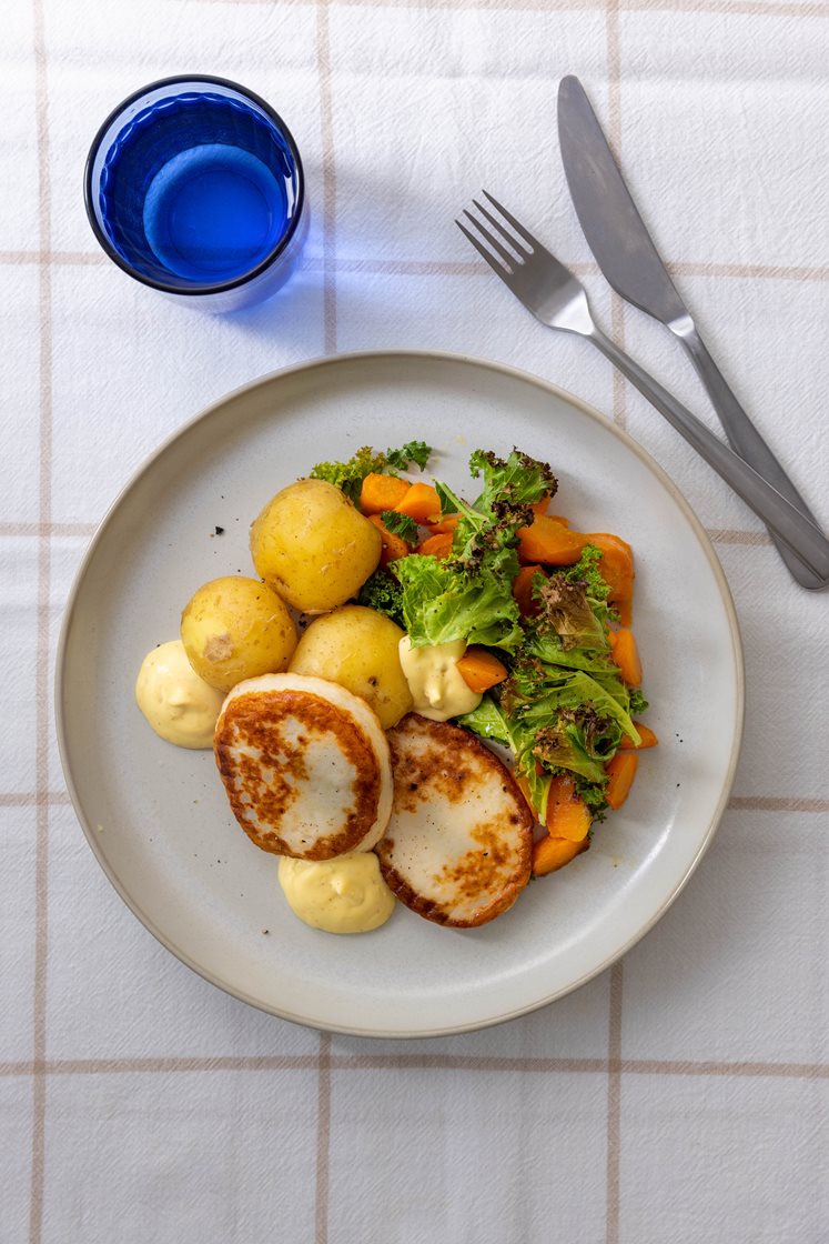 Fiskekaker med bakte gulrøtter og grønnkål, kokte poteter og remulade