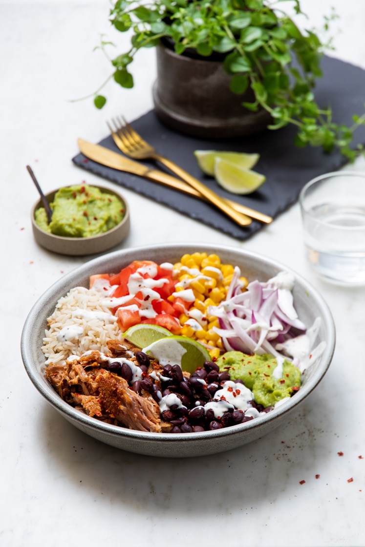 Meksikansk bowl med pulled pork, guacamole, sorte bønner og urtedressing