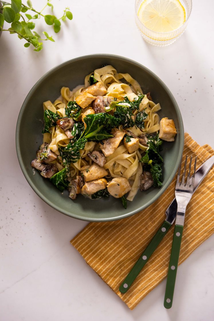 Svampepasta med kyllingeinderfilet og grønkål