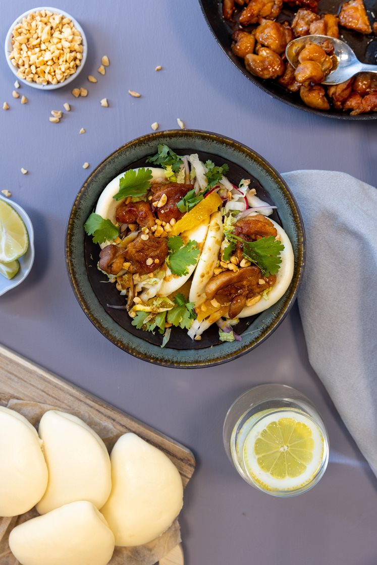 Hoisinglasert kyllinglår i steamed buns med kål-, reddik- og appelsinsalat 