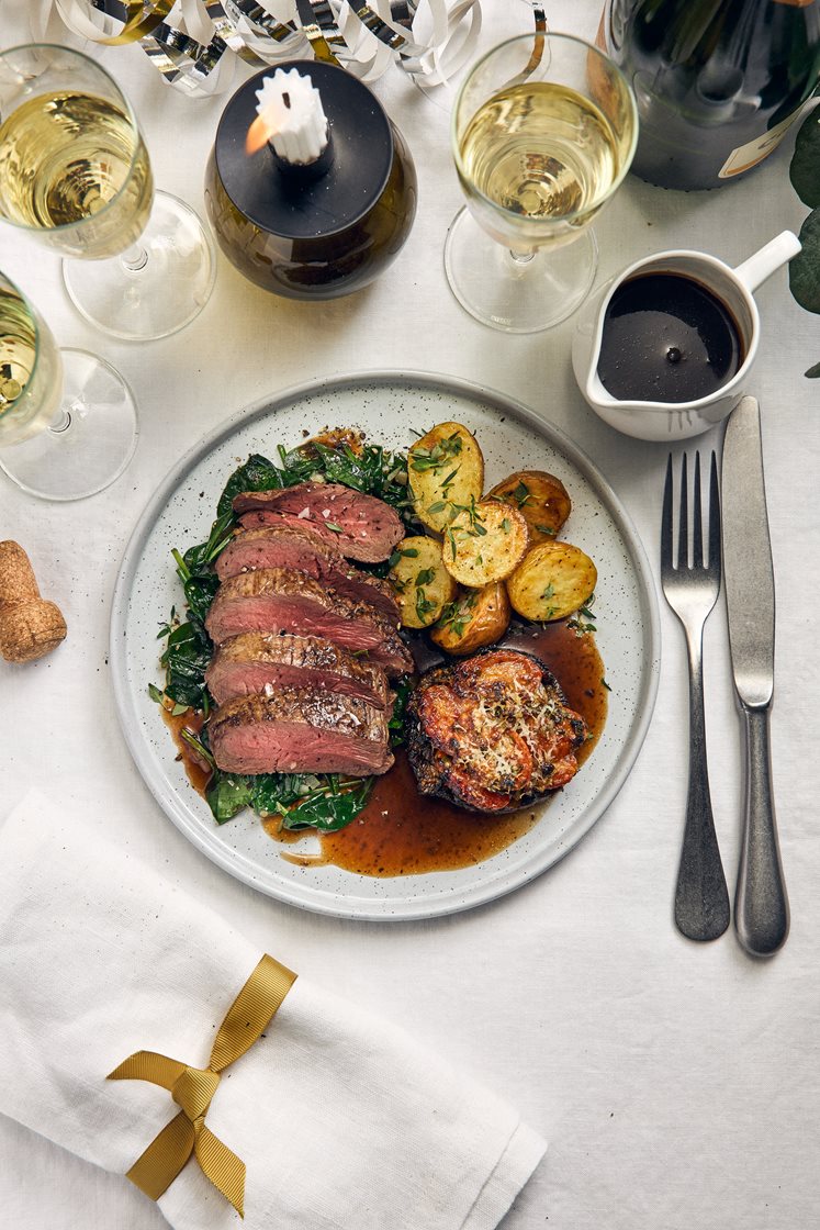 Oksetournedos og trøffelsauce med fyldte portobello-svampe 