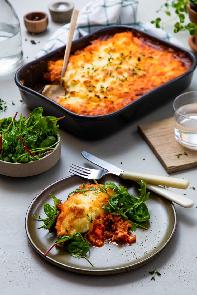 Gratinert sheperd's pie med lammekjøttdeig, potetpuré og salat