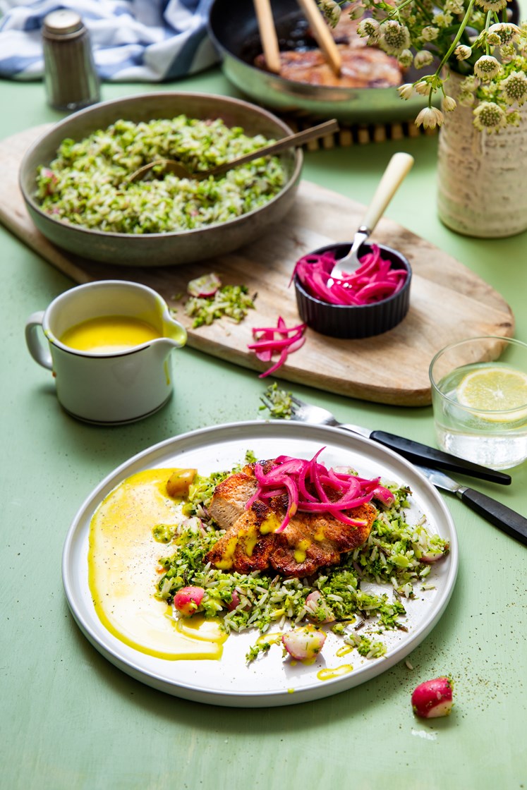 Svinekoteletter med brokkoliris, syltet rødløk og currysaus
