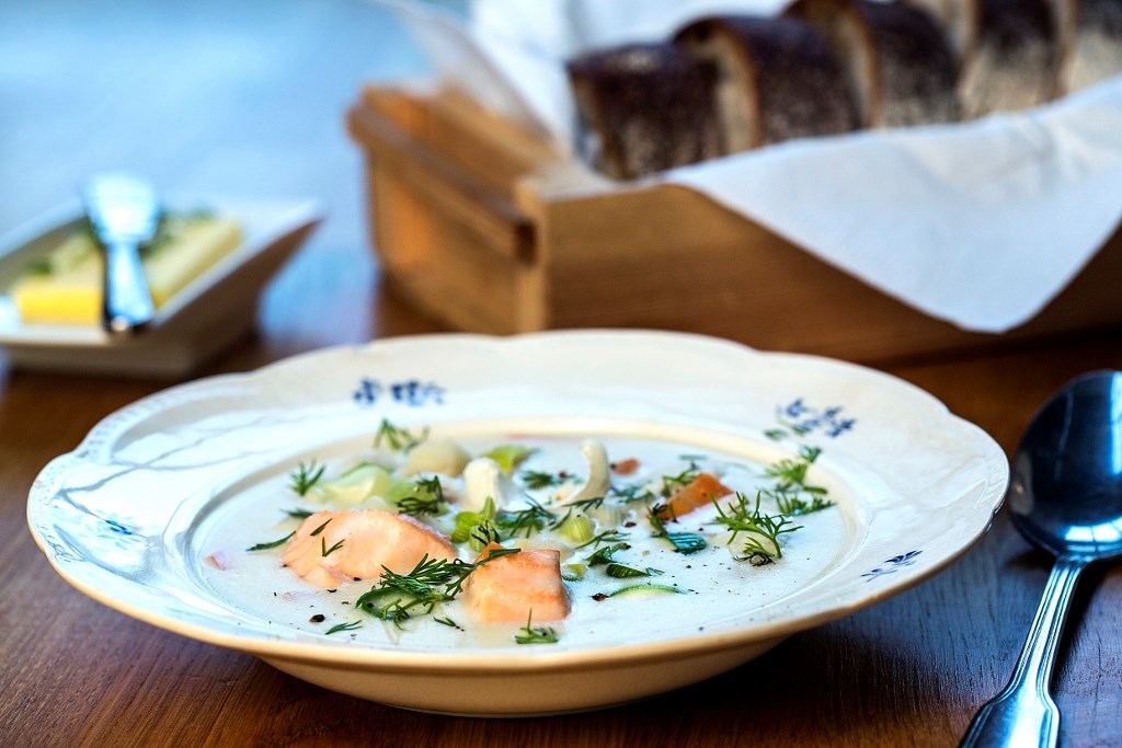 Mild fiskesuppe med laks og fiskeboller