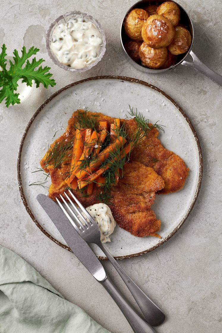 Currypanerad kalkonschnitzel med kaprismajonnäs och vinägerkokta dillmorötter 
