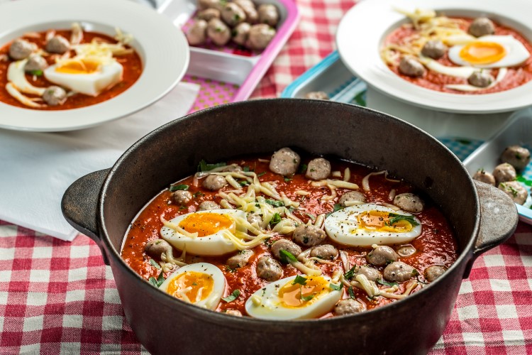 Tomatsuppe med egg og suppeboller