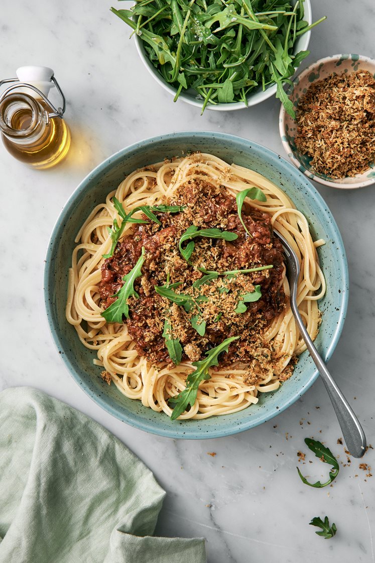 Pasta linguine med italiensk nötfärsragu och parmesan- och ruccolasmulor