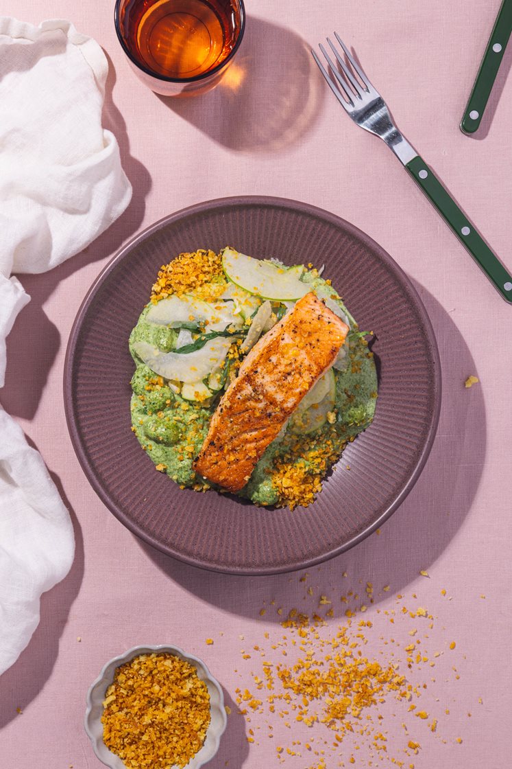 Stekt laks med gnocchi i kremet spinatsaus, frisk fennikelsalat med eple og sprø topping