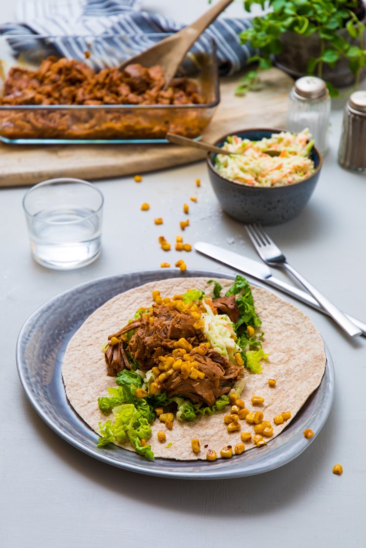 Pulled pork med barbecuesaus i hvetetortillaer med coleslaw, stekt mais og hjertesalat