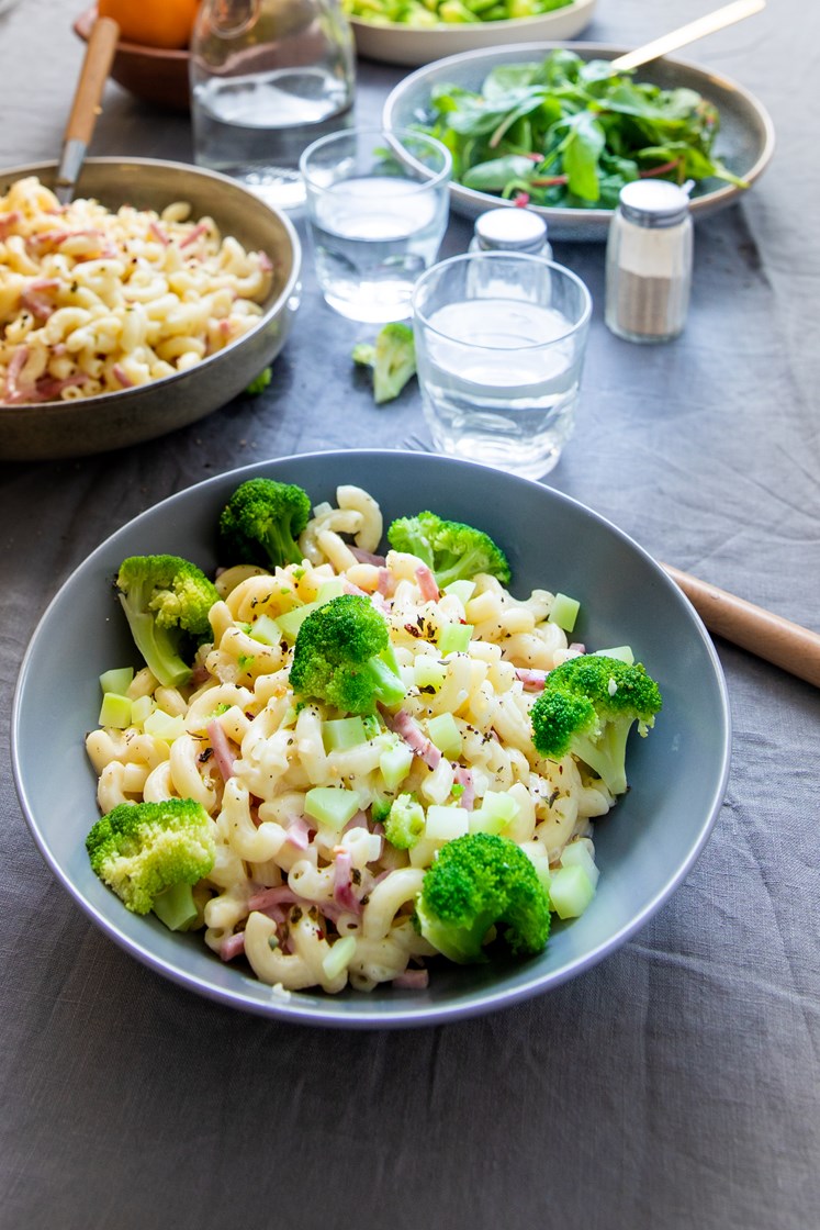 Makaroni i mild ostesaus med skinke og brokkoli